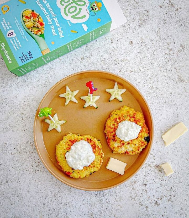 Galettes aux pois chiches avec tzatziki maison pour bébé dès l'âge de 7 mois 