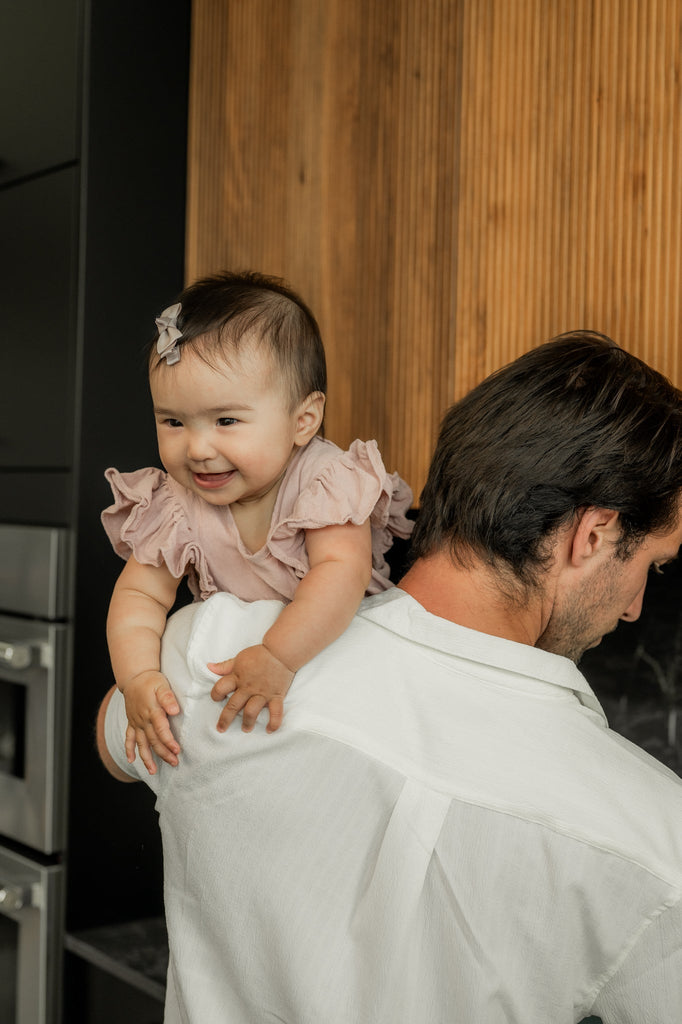 Comment gérer le stress des repas avec bébé, sans pression (ni purée au plafond)!
